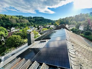 Photovoltaikanlage auf einem Schieferdach - Mac Metzler Energietechnik in Katzenelnbogen und Limburg