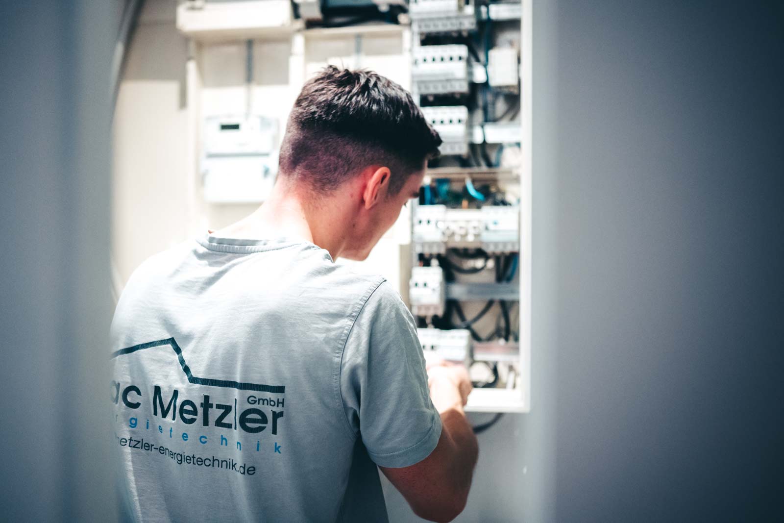 Mac Metzler Elektroinstallateur beim Anschliessen eines Stromkastens an der PV-Anlage in Aarbergen