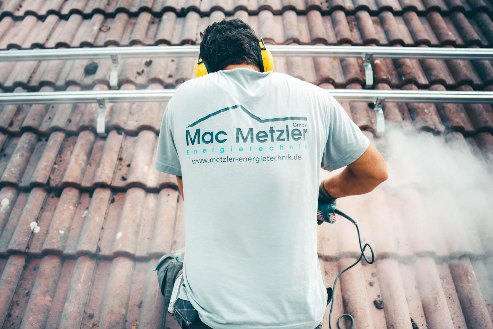Mac Metzler Mitarbeiter bei der Installation der Solarmodule einer PV-Anlage